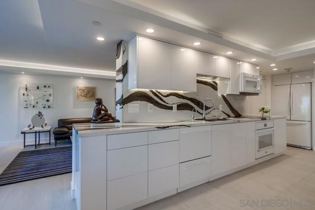 1750 Avenida Del Mundo, Coronado CA: https://media.crmls.org/mediaz/cf6ae950-b778-4acf-a6d8-06d76a542e05.jpg