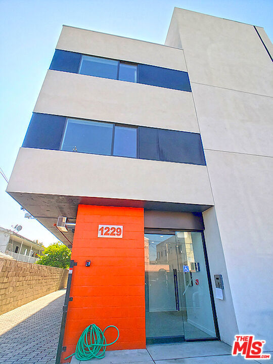 1229 S Kingsley Drive, Los Angeles CA: https://media.crmls.org/mediaz/cf6ba620-a451-4467-a264-a7f14b34649b.jpg