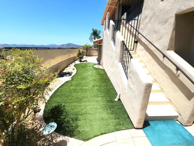 3933 Pinnacle Pl, Escondido CA: https://media.crmls.org/mediaz/cf6c30b8-52a2-45fc-bdbe-d8cbac2a4b1b.jpg