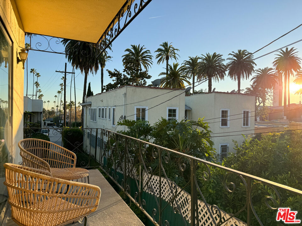 https://media.crmls.org/mediaz/cf6cb15e-8759-49f5-bc7d-313e46b8e3b0.jpg?preset=X-Large