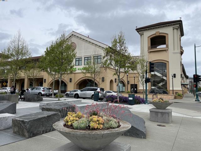 2835 Alvarado Ave, San Mateo CA: https://media.crmls.org/mediaz/cf6ce284-07cc-452a-8547-5c8da127e762.jpg