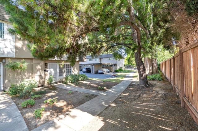 5392 Deodara Grove Court, San Jose CA: https://media.crmls.org/mediaz/cf6d2025-51cf-4568-8fdf-ec10029804c0.jpg