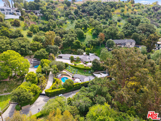 3818 Hollyline Avenue, Sherman Oaks CA: https://media.crmls.org/mediaz/cf6e4e58-1b80-445b-88a4-3c8f4a454a98.jpg