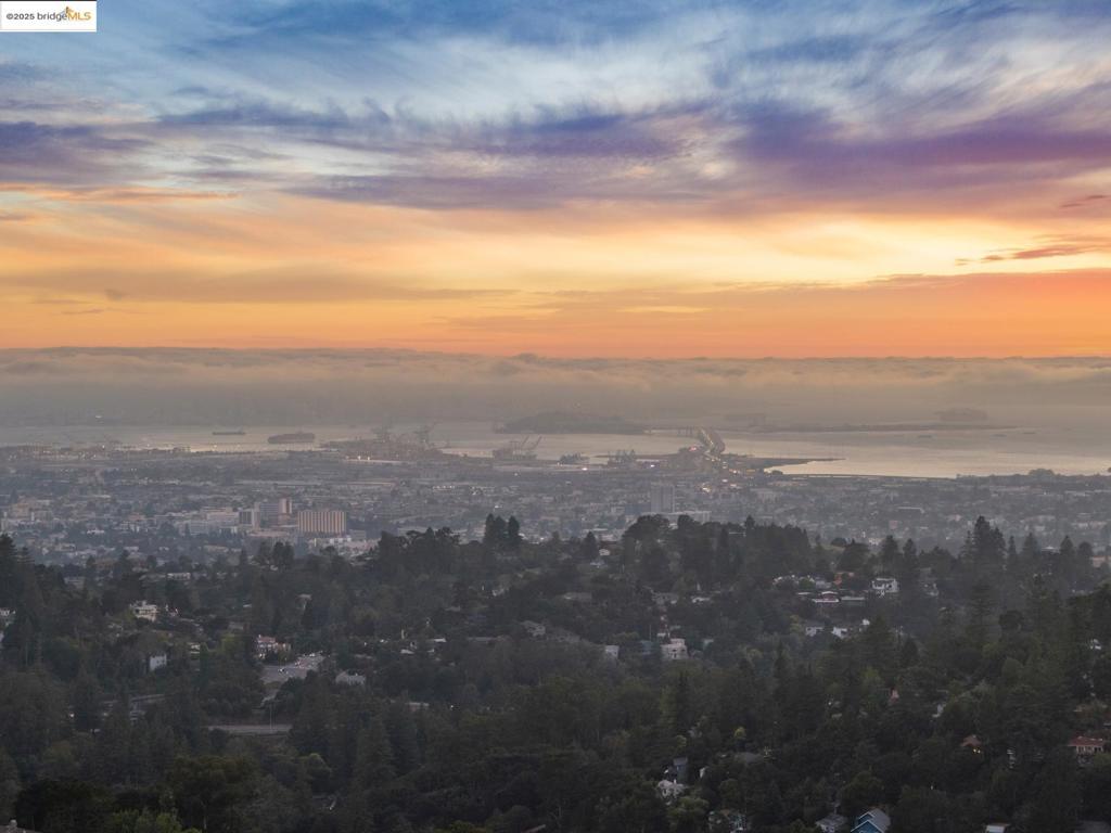 https://media.crmls.org/mediaz/cf6e77cf-efb5-4e48-a18e-d51e6e02788e.jpg?preset=X-Large
