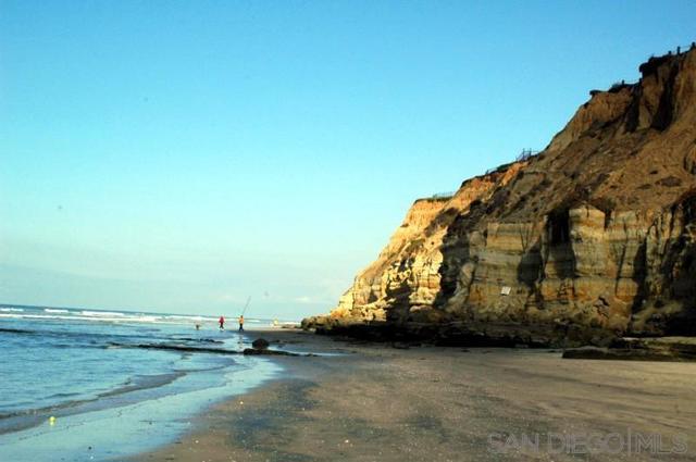 12991 Caminito Bodega, Del Mar CA: https://media.crmls.org/mediaz/cf6e8443-b838-4aed-bf0f-8a81bc56b470.jpg