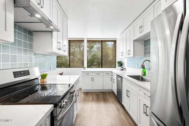 4275 Via Arbolada, Los Angeles CA: https://media.crmls.org/mediaz/cf6ec135-271b-442d-b3dc-3d76c246ac1e.jpg