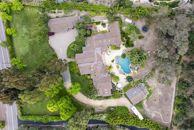 5041 El Secreto, Rancho Santa Fe CA: https://media.crmls.org/mediaz/cf6ec2d5-a655-4b8f-8349-417490ef163f.jpg