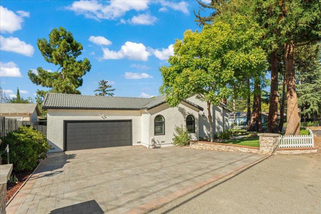 14375 La Rinconada Drive, Los Gatos CA: https://media.crmls.org/mediaz/cf6ecb93-fa3c-44a6-8005-6d6e88f98999.jpg