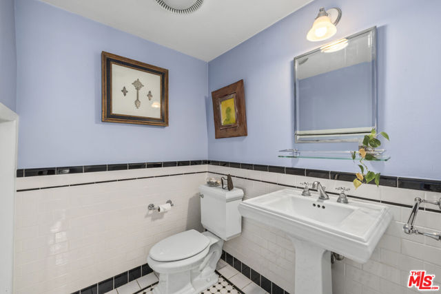 2412 Ocean Avenue, Venice CA: https://media.crmls.org/mediaz/cf6f6ea2-bf47-499b-aa06-67db309151ef.jpg