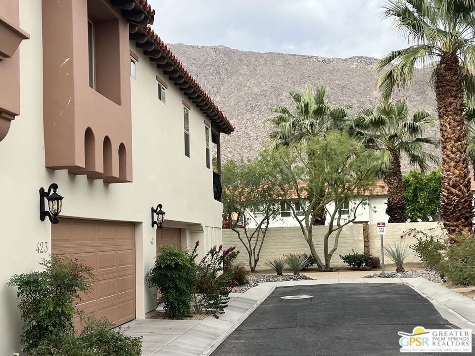https://media.crmls.org/mediaz/cf7106ed-dd7a-43e0-bc08-908aa49fa383.jpg?preset=X-Large