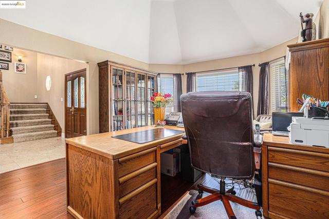 15 Madeira Ct, Oakley CA: https://media.crmls.org/mediaz/cf7116ab-4c80-403b-a586-21c2c942a0de.jpg