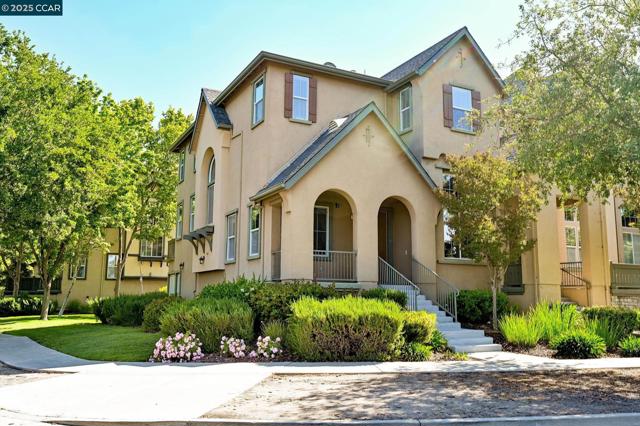 12004 Harcourt Wy, San Ramon CA: https://media.crmls.org/mediaz/cf71a301-b22f-49e7-a086-dd17ba3c647c.jpg