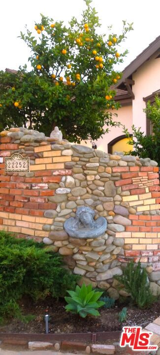 22252 W ALTA Drive, Topanga CA: https://media.crmls.org/mediaz/cf71ce6a-ce95-42d3-aad6-578c1ce7cc93.jpg