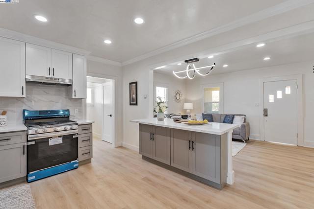2720 Short St, Oakland CA: https://media.crmls.org/mediaz/cf72f7dc-698d-4593-9c16-700216d08ebf.jpg