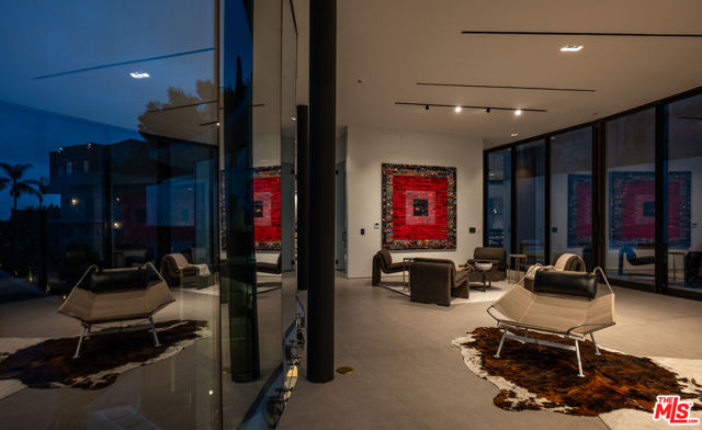 9277 Thrush Way, Los Angeles CA: https://media.crmls.org/mediaz/cf735451-ca42-4242-a690-b8efb2eaaf88.jpg