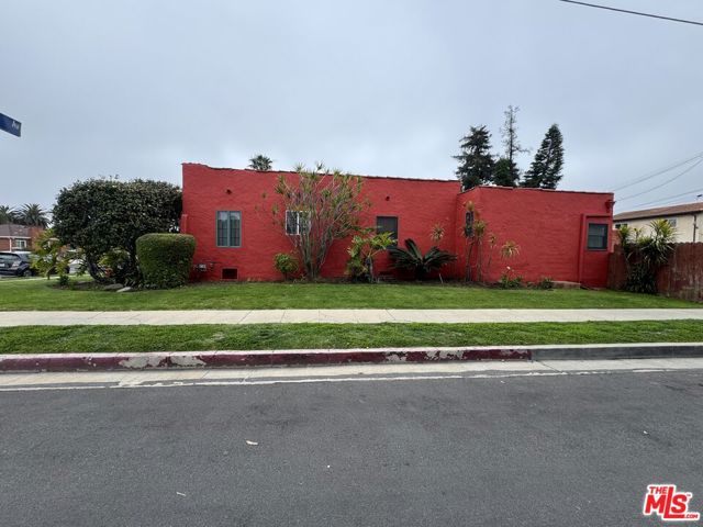 2437 Granville Avenue, Los Angeles CA: https://media.crmls.org/mediaz/cf74d447-58f7-486d-aa71-d96d2551ce96.jpg