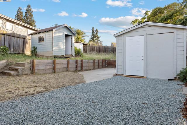 1385 Palm Ave, Martinez CA: https://media.crmls.org/mediaz/cf768932-0e4a-477f-9d4f-5657165ef6d3.jpg