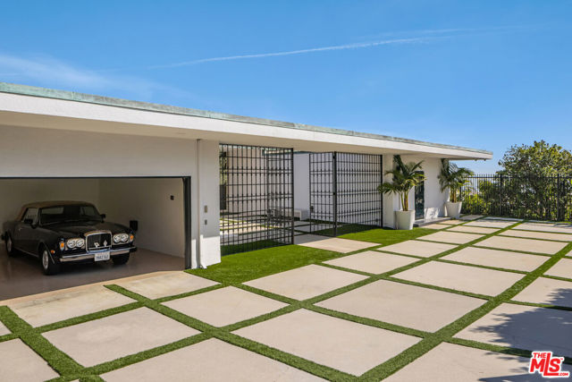 340 Trousdale Place, Beverly Hills CA: https://media.crmls.org/mediaz/cf76cc25-ee88-4d13-b5de-ef3fbbb073f3.jpg