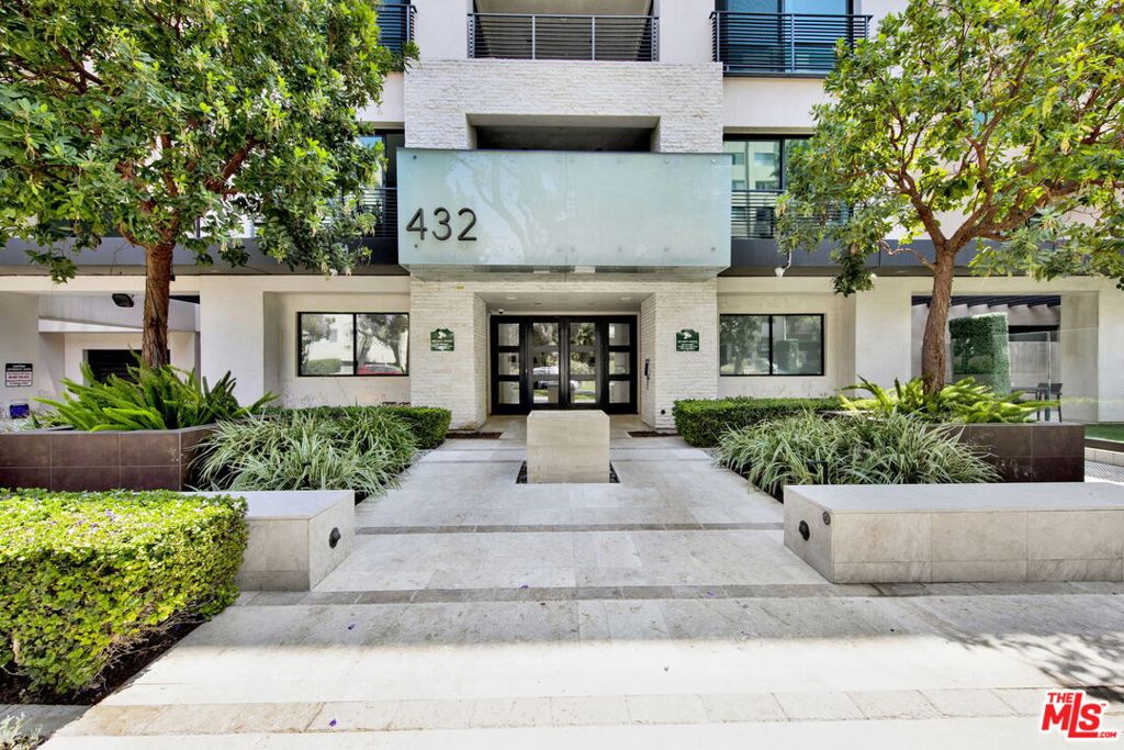 432 N Oakhurst Drive #402