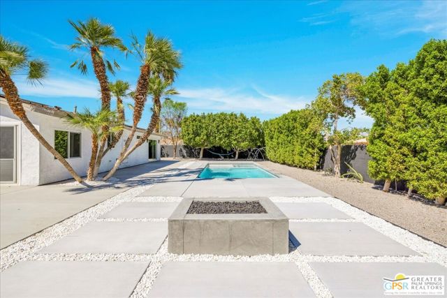 2092 N San Antonio Road, Palm Springs CA: https://media.crmls.org/mediaz/cf78c04a-630b-4003-90cb-e8b661e38051.jpg