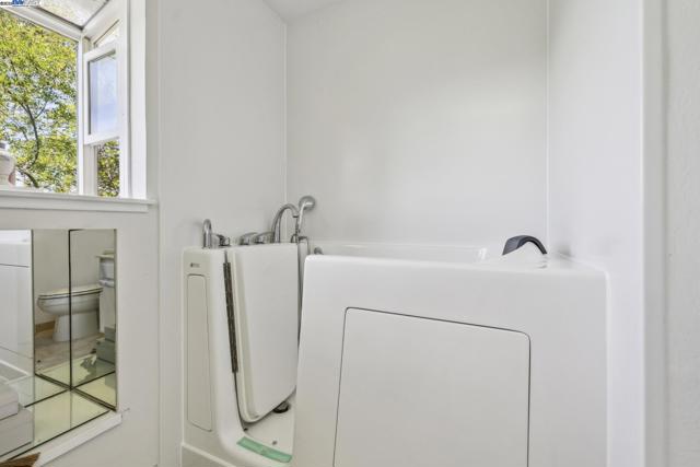 3483 Skyline Dr, Hayward CA: https://media.crmls.org/mediaz/cf7939e6-943e-4c30-b7dc-7f9bf59b97e7.jpg