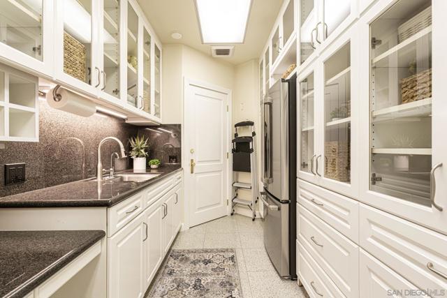 700 Front St, San Diego CA: https://media.crmls.org/mediaz/cf7b17ee-1621-4b4f-8d0c-41d602b5760c.jpg