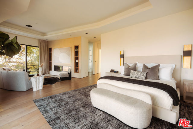 13331 Mulholland Drive, Beverly Hills CA: https://media.crmls.org/mediaz/cf7c6289-a72c-4629-bc34-3a720c9c2fbd.jpg