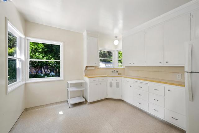 1658 Gouldin Rd, Oakland CA: https://media.crmls.org/mediaz/cf7d67d6-957b-486e-b136-85a6107283f7.jpg