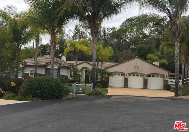 1808 Fallbrook Oaks Court, Fallbrook CA: https://media.crmls.org/mediaz/cf7de36b-4e7c-4bf2-a256-eb0f5dbf06f9.jpg