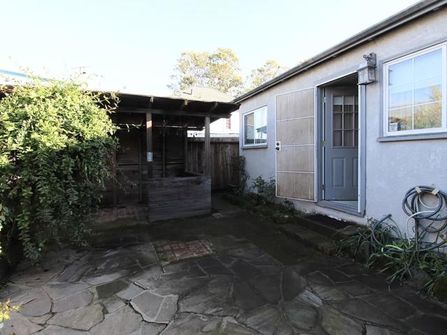 1813 Lincoln Avenue, Alameda CA: https://media.crmls.org/mediaz/cf7def5a-2c2d-456d-9a1f-2106c1b17622.jpg