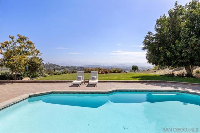 1373 Stoneridge Circle, Escondido CA: https://media.crmls.org/mediaz/cf7df3da-2905-4176-af83-7e4255815955.jpg