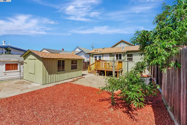 2720 Short St, Oakland CA: https://media.crmls.org/mediaz/cf7e5d4f-891f-43ad-9f45-116d166305ef.jpg
