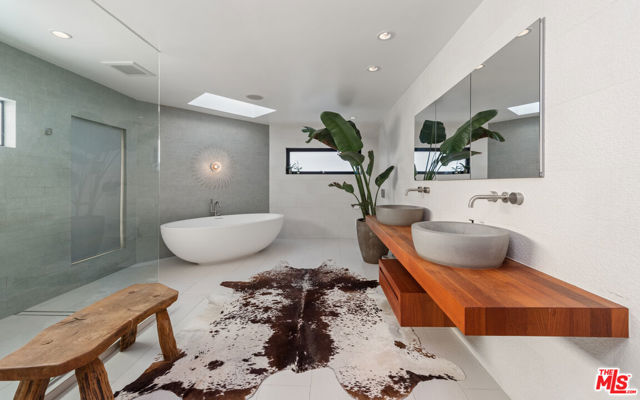 4616 Roma Court, Marina del Rey CA: https://media.crmls.org/mediaz/cf7e80d1-3710-4fdb-8215-c965106f6e32.jpg