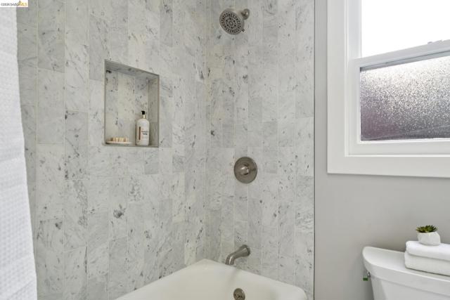 Image 28 of 46 For 741 Grosvenor Pl