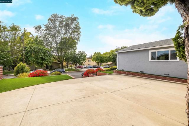2951 Estates Ave, Pinole CA: https://media.crmls.org/mediaz/cf7eb3bc-55ef-491d-8238-7bbf9e777a79.jpg