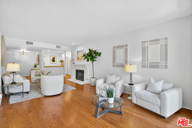 311 Bora Bora Way, Marina del Rey CA: https://media.crmls.org/mediaz/cf7f83b0-83da-454e-ac51-8229ed54bc78.jpg