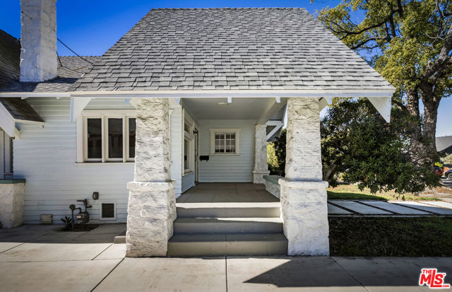 2074 W 29th Street, Los Angeles CA: https://media.crmls.org/mediaz/cf8004ae-5e67-4408-b9c2-58ce14ef65d1.jpg