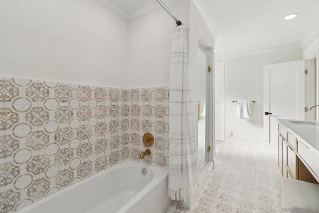 4367 Summit Dr, La Mesa CA: https://media.crmls.org/mediaz/cf803349-f596-4e3b-8212-ea70fb3d2b24.jpg