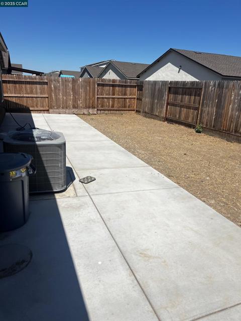 627 Elizabeth Ct, Merced CA: https://media.crmls.org/mediaz/cf817f70-5dec-4794-93b1-f70db95e3848.jpg