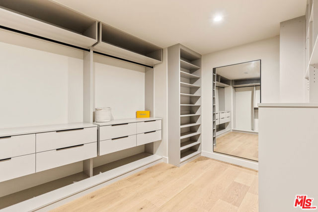 1401 N Bundy Drive, Los Angeles CA: https://media.crmls.org/mediaz/cf81c89e-5669-4dce-9eee-fa30a47cd87b.jpg