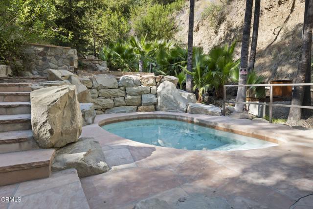 16825 Maricopa Highway, Ojai CA: https://media.crmls.org/mediaz/cf8222ac-4fd9-4281-ae54-8420909a0a34.jpg