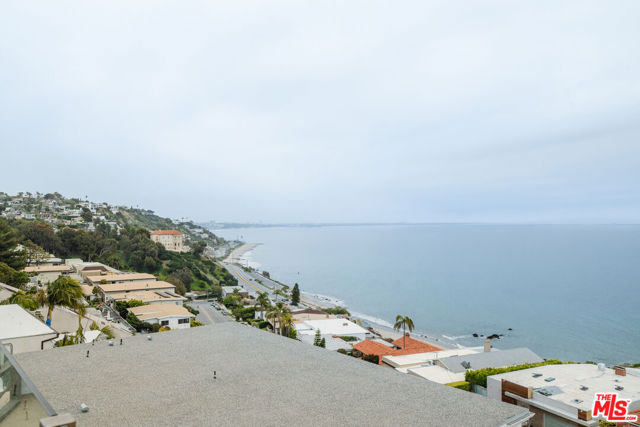 18203 Coastline Drive, Malibu CA: https://media.crmls.org/mediaz/cf82b324-03d6-4744-8438-50abb229c20d.jpg