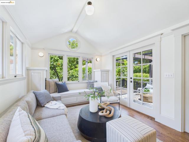 5920 Ivanhoe Rd, Oakland CA: https://media.crmls.org/mediaz/cf830595-af32-46b9-ad64-0926f2f3be9d.jpg
