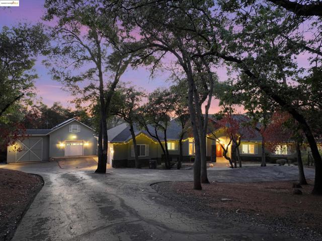 16096 Parkridge Ave, Sonora CA: https://media.crmls.org/mediaz/cf833b47-9f9f-4b43-8d75-4eeecd1337c6.jpg