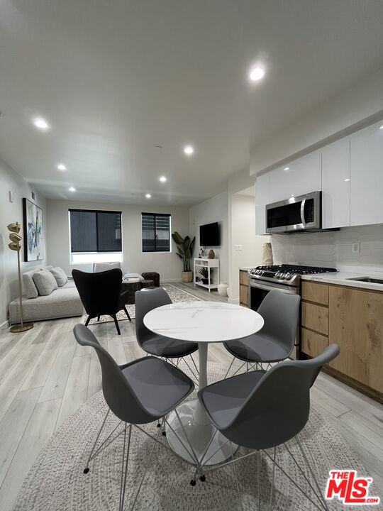 124 S Croft Avenue, Los Angeles CA: https://media.crmls.org/mediaz/cf847b50-dd24-4d74-995f-7618105ea807.jpg