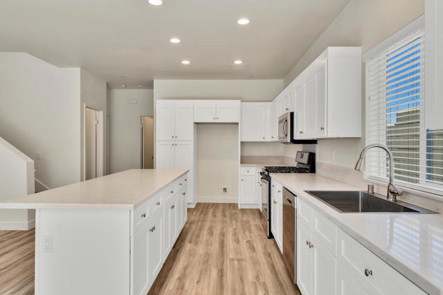 33912 Whispering Palms Trail, Cathedral City CA: https://media.crmls.org/mediaz/cf8539c8-00ec-434a-9b50-551f8df8d12c.jpg