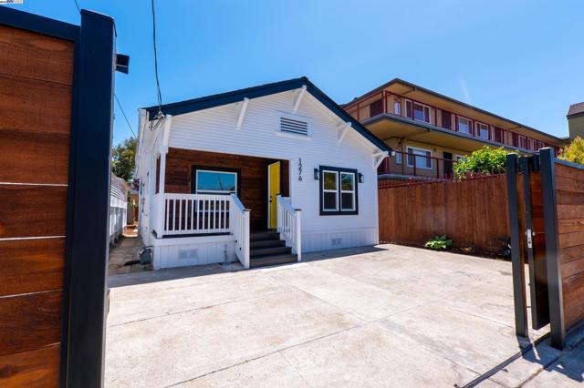 1276 64Th Ave, Oakland CA: https://media.crmls.org/mediaz/cf860562-4f65-4cba-a0bd-86273b35cc14.jpg