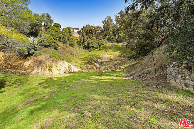 3351 Coldwater Canyon Avenue, Los Angeles CA: https://media.crmls.org/mediaz/cf864a7c-4276-499f-9b5d-8f43c211cd33.jpg