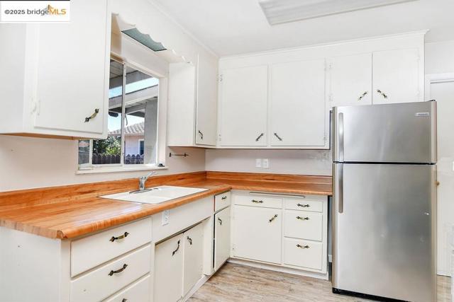 798 Oak St, Brentwood CA: https://media.crmls.org/mediaz/cf875dd1-f70a-4efe-98d7-2c951ec21a6f.jpg