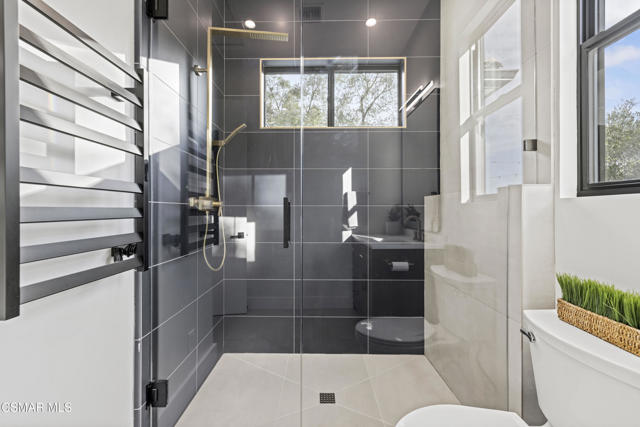 911 Vivian Circle, Newbury Park CA: https://media.crmls.org/mediaz/cf881d03-32f7-4ec3-8c74-24aef208e581.jpg